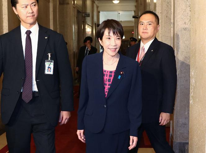 La présidente du Parti libéral démocrate japonais (PLD), Sanae Takaichi (au centre), assiste à la réunion des dirigeants du PLD et du Komeito à Tokyo, le 10 octobre 2025.