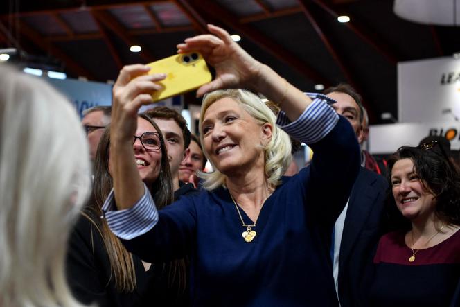 La leader du Rassemblement national, Marine Le Pen, au congrès national des sapeurs-pompiers, au Mans, le 10 octobre 2025.