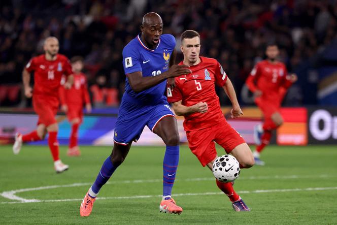 Jean-Philippe Mateta et Anton Krivotsyuk lors du match France-Azerbaïdjan, au Parc des Princes, à Paris, le 10 octobre 2025.