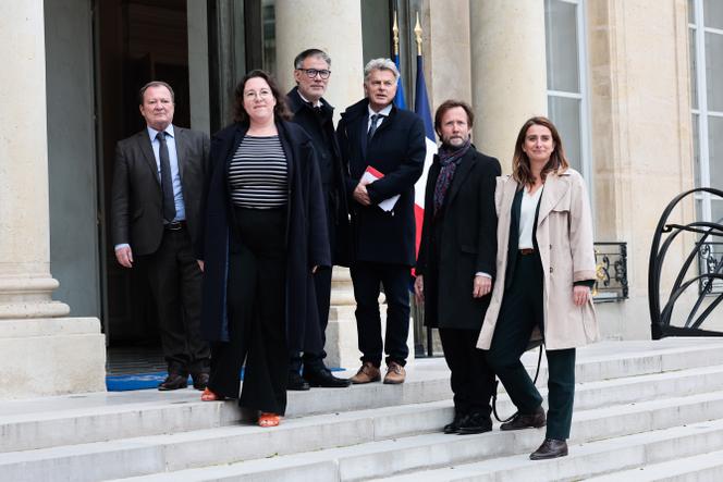 Les représentants des partis de gauche, Stéphane Peu (à gauche), Cyrielle Chatelain, Olivier Faure, Fabien Roussel, Boris Vallaud et Marine Tondelier, viennent rencontrer Emmanuel Macron avant l’annonce d’un nouveau premier ministre, à l’Elysée, à Paris, le 10 octobre 2025.