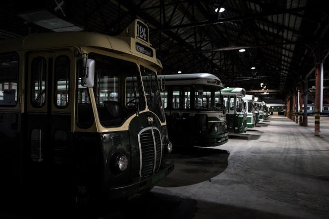 Des bus hors service, dans l’entrepôt de la RATP, à Villeneuve-Saint-Georges (Val-de-Marne), le 14 décembre 2017.
