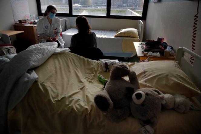 Une pédopsychiatre échange avec une jeune patiente, à l’hôpital Robert-Debré de Paris, le 2 mars 2021.
