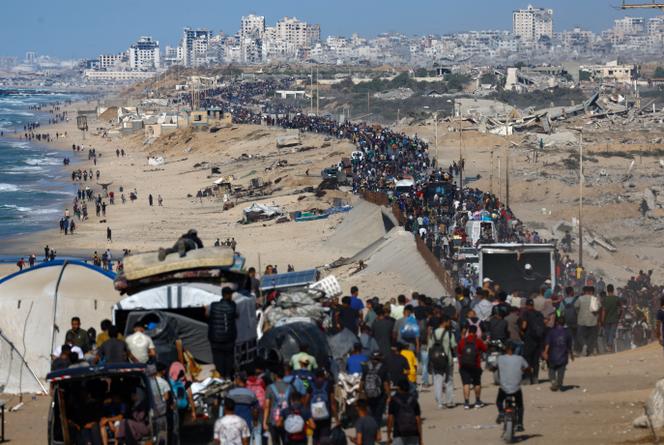 Des Palestiniens retournent dans le nord de la bande de Gaza après l’entrée en vigueur d’un cessez-le-feu entre Israël et le Hamas dans l’enclave, le 10 octobre 2025. 