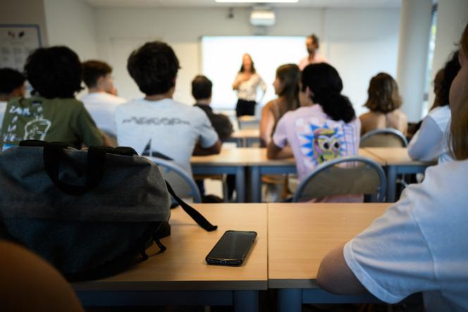 Des lycéens, le jour de la rentrée scolaire, à Lyon, le 4 septembre 2023.