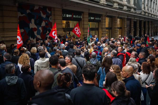 Des salariés manifestent devant le BHV Marais à Paris, le 10 octobre 2025, lors d’une grève organisée par leur intersyndicale. 