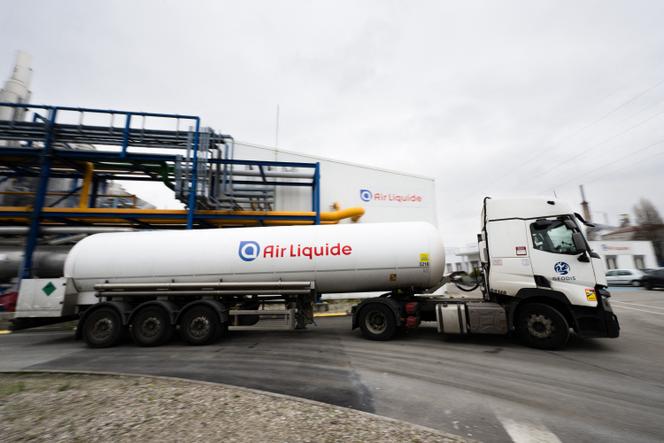 Un camion quitte l’usine d’hydrogène Air Liquide de Port-Jérôme-sur-Seine (Seine-Maritime), le 18 décembre 2023.