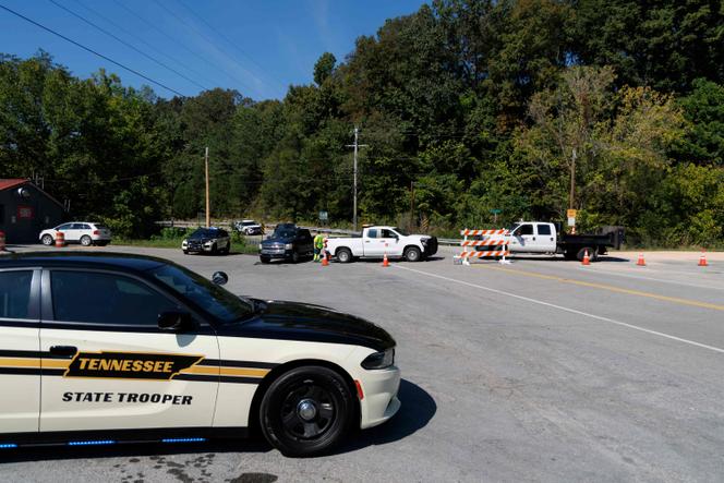 Des policiers bloquent la route menant à l’usine Accurate Energetic Systems, le 10 octobre 2025 à McEwen, dans le Tennessee.