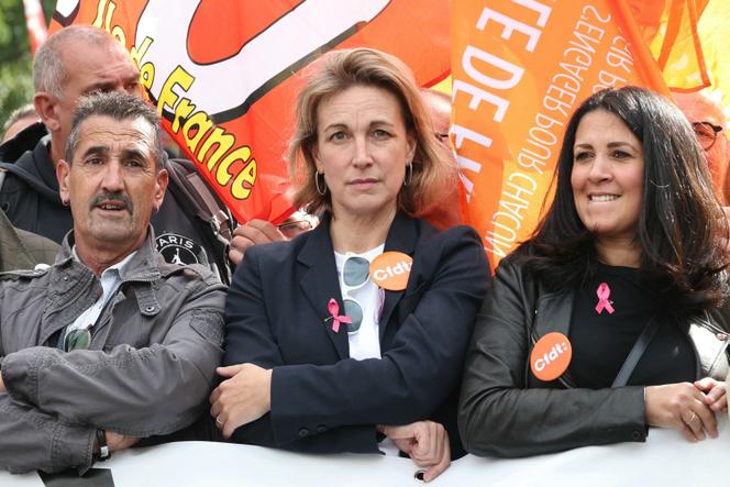 La secrétaire générale de la CFDT, Marylise Léon (au centre) participe à une manifestation dans le cadre d’une journée de grève pour des mesures de « justice sociale »,  à Paris, le 2 octobre 2025.