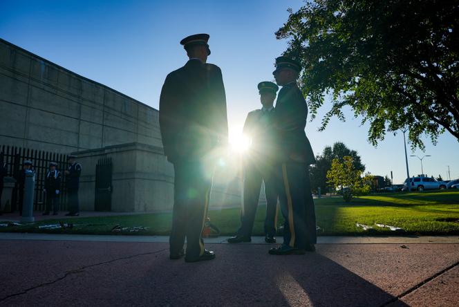 Des membres de la garde d’honneur devant le Pentagone, à Washington, le 10 octobre 2025.