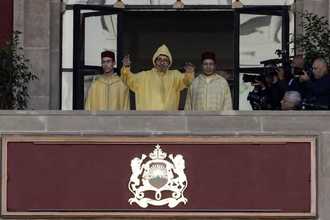 Le roi du Maroc, Mohammed VI (centre), au balcon du siège du Parlement, à Rabat, le 10 octobre 2025.