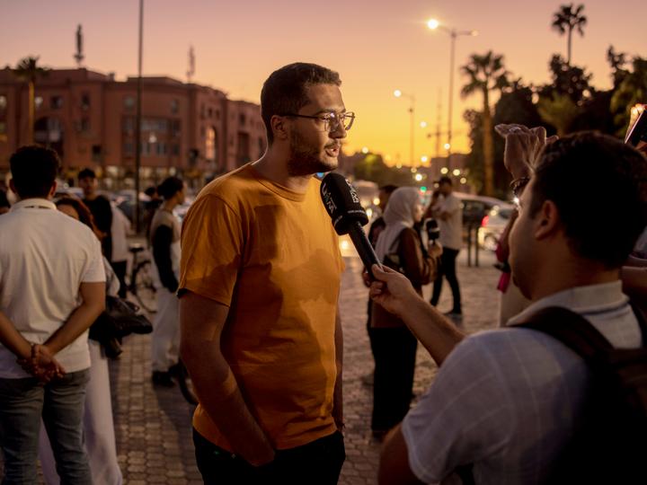 Mohammed Abou-Rafia s’adresse à la presse locale avant un rassemblement à Marrakech (Maroc), le 9 octobre 2025.
