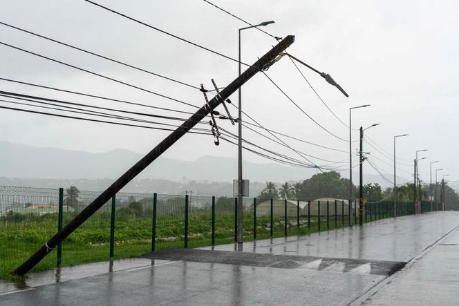 Un poteau électrique effondré à la suite du passage de la tempête tropicale Jerry, à Roujol, en Guadeloupe, le 10 octobre 2025.
