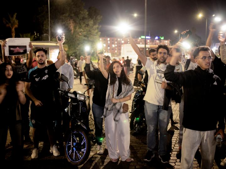 Nisrine Hilali (au centre) pendant un rassemblement du mouvement GenZ 212 à Marrakech (Maroc), le 9 octobre 2025.