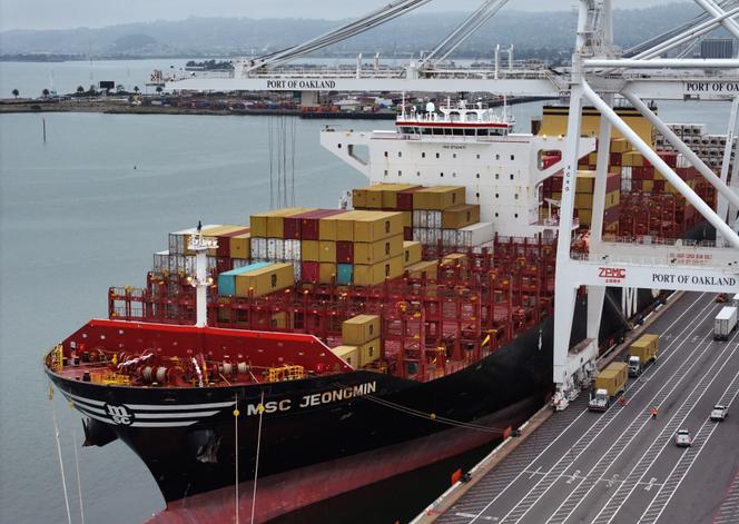 Un porte-conteneurs au port d’Oakland (Californie), aux Etats-Unis, le 18 avril 2025.