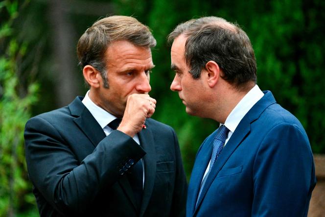 Emmanuel Macron et Sébastien Lecornu, à Saint-Raphaël, dans le Var, le 15 août 2024.