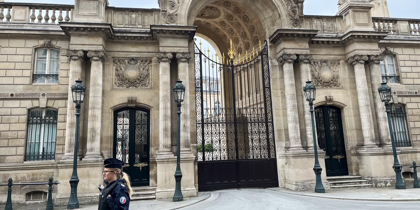 la réunion entre Emmanuel Macron et les chefs de parti politique, hors RN et LFI, « doit être un moment de responsabilité collective », plaide l’Elysée