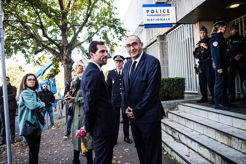 Laurent Nuñez (Droite), au commissariat de l’Haÿ les Roses (Val-de-Marne), le 11 octobre 2025.