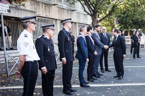 Arrivée du premier ministre, Sébastien Lecornu, au commissariat de L’Haÿ-les-Roses (Val-de-Marne), le 11 octobre 2025.