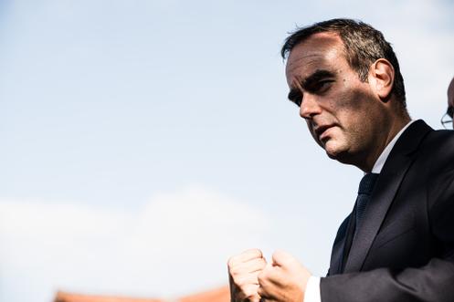 Le premier ministre, Sébastien Lecornu, lors d’une conférence de presse, devant le commissariat de L’Haÿ-les-Roses (Val-de-Marne), le samedi 11 octobre 2025.