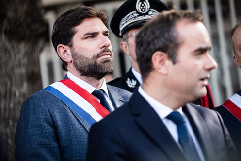Vincent Jeanbrun se tient derrière le premier ministre, Sébastien Lecornu, à l’Haÿ-les-Roses (Val-de-Marne), le 11 octobre 2025.