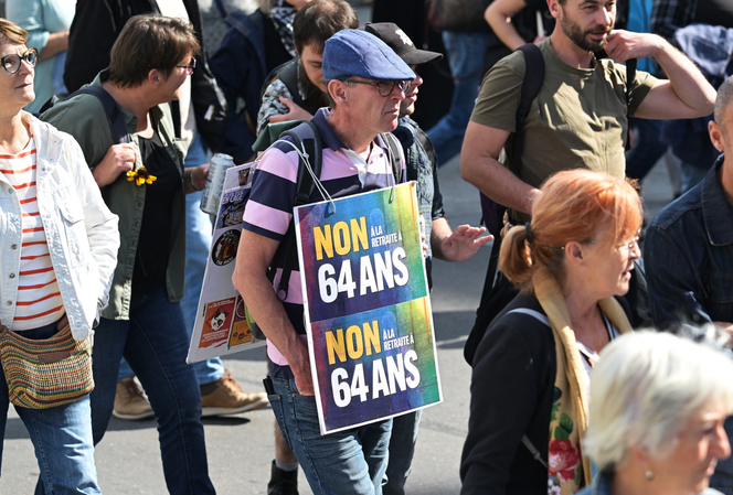 Un manifestant porte un placard sur lequel est écrit « Non à la retraite à 64 ans », lors d’une manifestation à Rennes, le 2 octobre 2025.