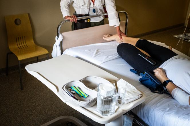 Dans la chambre d’une patiente du service d’oncologie médicale de l’institut Curie, à Paris, le 20 mai 2025.