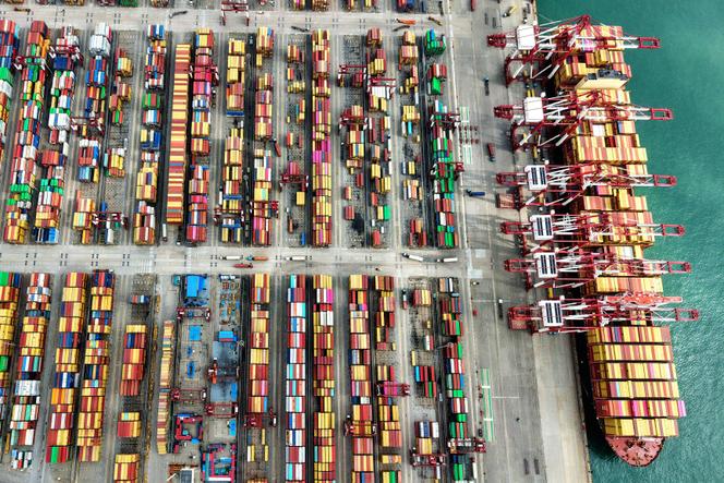 Um navio é visto no terminal de contêineres do porto de Qingdao, na província oriental de Shandong, na China, em 9 de outubro de 2025.
