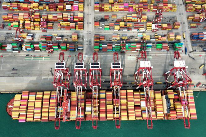 Un porte-conteneurs à quai à Qingdao,dans la province du Shandong, en Chine, le 9 octobre 2025.