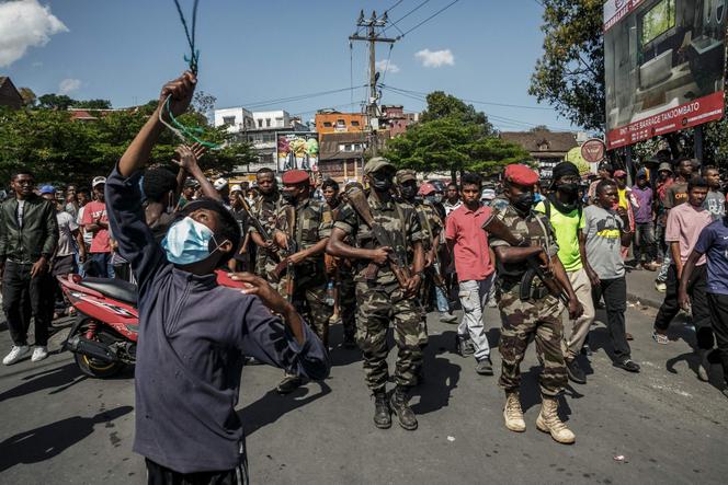 Des soldats dans une rue près d’Antananarivo, à Madagascar, le 11 octobre 2025.