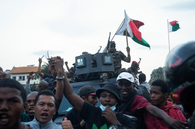 Des manifestants célèbrent l’arrivée de militaires, dans le centre-ville d’Antananarivo, la capitale de Madagascar, le 11 octobre 2025.