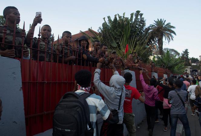 Des manifestants acclament des membres de l’armée malgache lors d’une manifestation à Antananarivo, la capitale de Madagascar, samedi 11 octobre 2025.