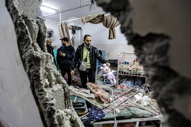 Après un bombardement israélien à l’hôpital Nasser de Khan Younès, dans le sud de la bande de Gaza, le 17 décembre 2023.