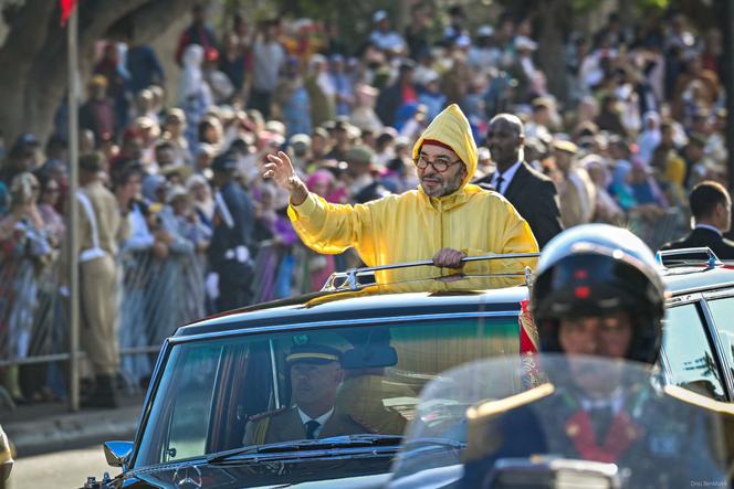 Le roi Mohammed VI salue la foule avant l’ouverture du Parlement marocain à Rabat, sur cette image non datée, obtenue le 10 octobre 2025.