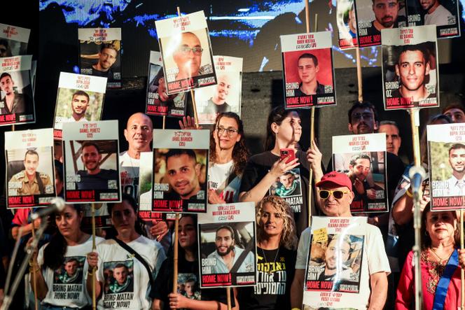 Des manifestants brandissent des photos d’otages enlevés lors de l’attaque du 7 octobre 2023 par le Hamas, à Tel-Aviv, en Israël, le 11 octobre 2025.