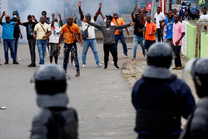 Face-à-face entre des manifestants et des policiers, à Abidjan, le 11 octobre 2025.