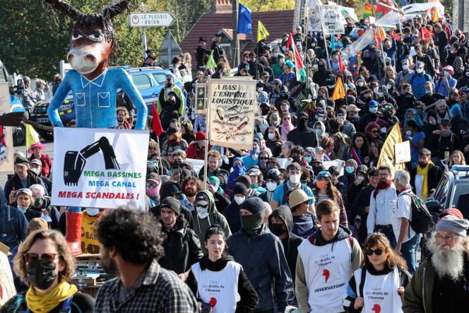 Des manifestants appellent à stopper le chantier du canal Seine-Nord Europe à Thourotte, dans l’Oise, le 11 octobre 2025. 