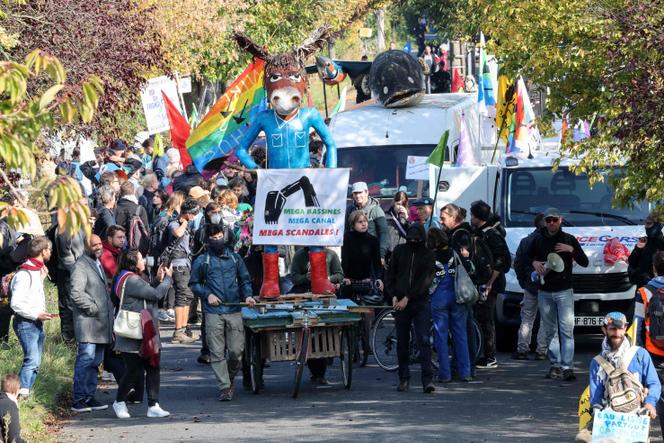 Une pancarte « Méga bassines, Méga canal, Méga scandale » à l’avant de la manifestation des Soulèvements de la terre contre le canal Seine-Nord Europe, à Thourotte, dans l’Oise, samedi 11 octobre 2025.