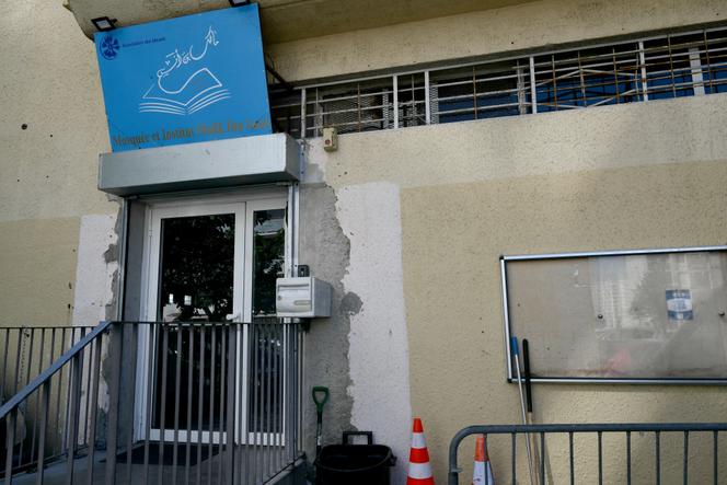 Devant l’entrée de la mosquée « Les Bleuets » et du bâtiment de l’institut « Malik Ibn Anas » à Marseille, le 20 août 2024.