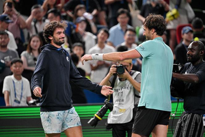 Valentin Vacherot (à gauche) et Arthur Rinderknech s’enlacent après leurs victoires respectives, samedi 11 octobre, contre Novak Djokovic et Daniil Medvedev qui les envoient en finale du Masters 1 000 de Shanghaï.