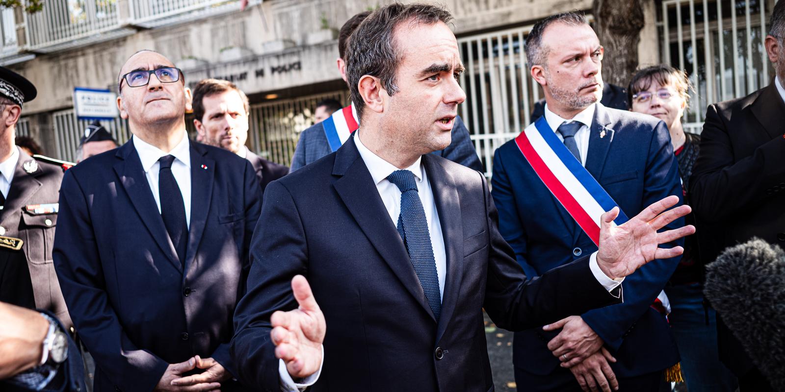 Le premier ministre, Sébastien Lecornu, prend la parole devant des journalistes à l’issue de son déplacement au commissariat de l’Haÿ-les-Roses (Val-de-Marne), le 11 octobre 2025.