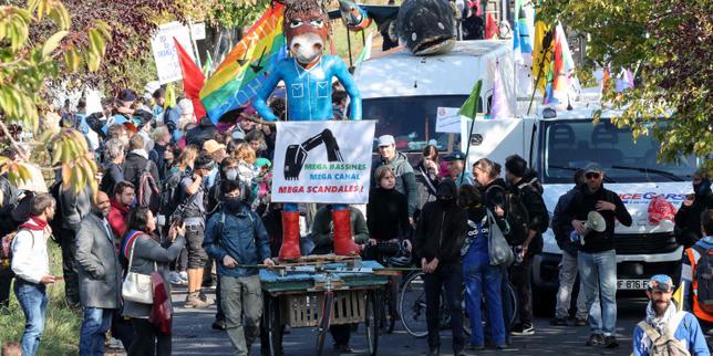 Hundreds Protest Against Canal Seine-Nord Europe Project Over Environmental and Economic Concerns