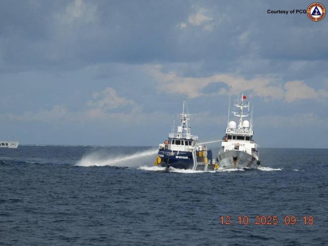 Cette photo diffusée par les garde-côtes philippins montre un navire chinois utilisant un canon à eau contre le BRP Datu Pagbuaya, un vaisseau qui appartient au bureau de la pêche philippin, en mer de Chine méridionale, dimanche 12 octobre 2025. 