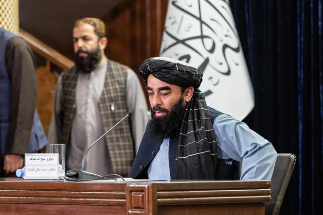 Le porte-parole du gouvernement taliban, Zabihullah Mujahid (à droite), lors d’une conférence de presse, à Kaboul, le 12 octobre 2025. 