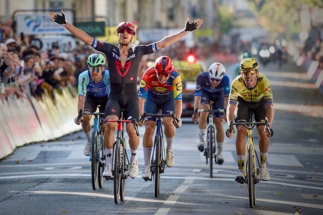 Matteo Trentin s’impose au sprint devant Christophe Laporte à l’issue de la course Paris-Tours, le 12 octobre 2025.