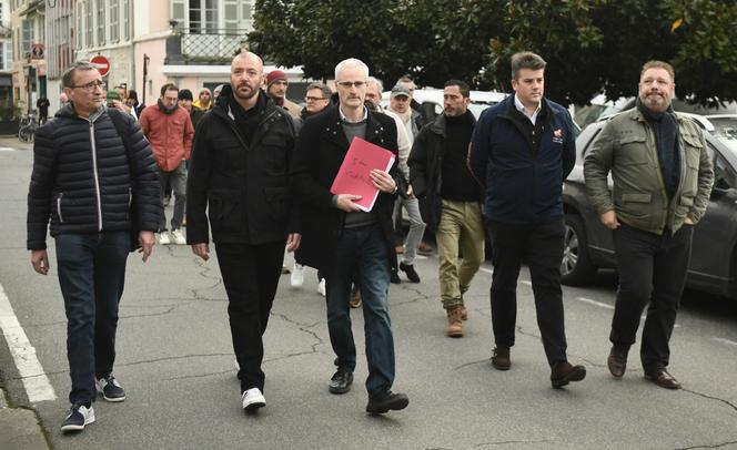 Des victimes de l’établissement catholique de Notre-Dame-de-Bétharram et leur porte-parole, Alain Esquerre (au centre), arrivent au tribunal de Pau, le 27 février 2025. 
