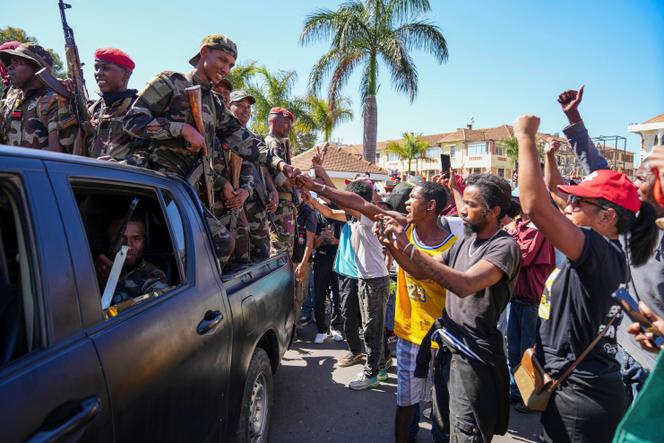 Lors d’une cérémonie en hommage aux personnes tuées au cours d’une récente manifestation antigouvernementale à Antananarivo, à Madagascar, le dimanche 12 octobre 2025.