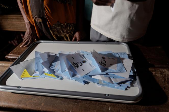 Dépouillement des votes lors de l’élection présidentielle camerounaise, à Yaoundé, le 12 octobre 2025. 