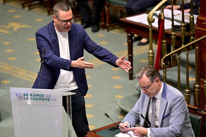 Le député et président du Parti du travail de Belgique, Raoul Hedebouw (à gauche), et le premier ministre belge, Bart De Wever, lors d’une séance plénière de la Chambre, au Parlement fédéral belge, à Bruxelles, le 9 octobre 2025.