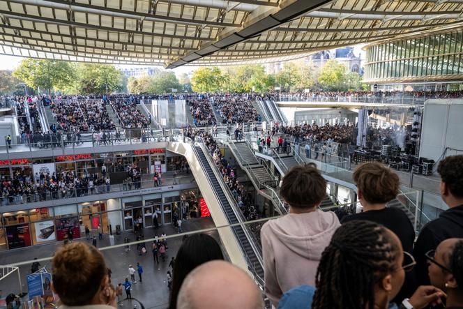 La foule venue assister au concert de L2B, au Forum des Halles, à Paris, le 11 octobre 2025. 