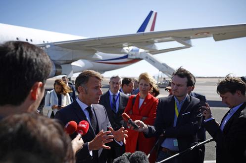 Emmanuel Macron à son arrivée à Charm El-Cheikh, en Egypte, le 13 octobre 2025.